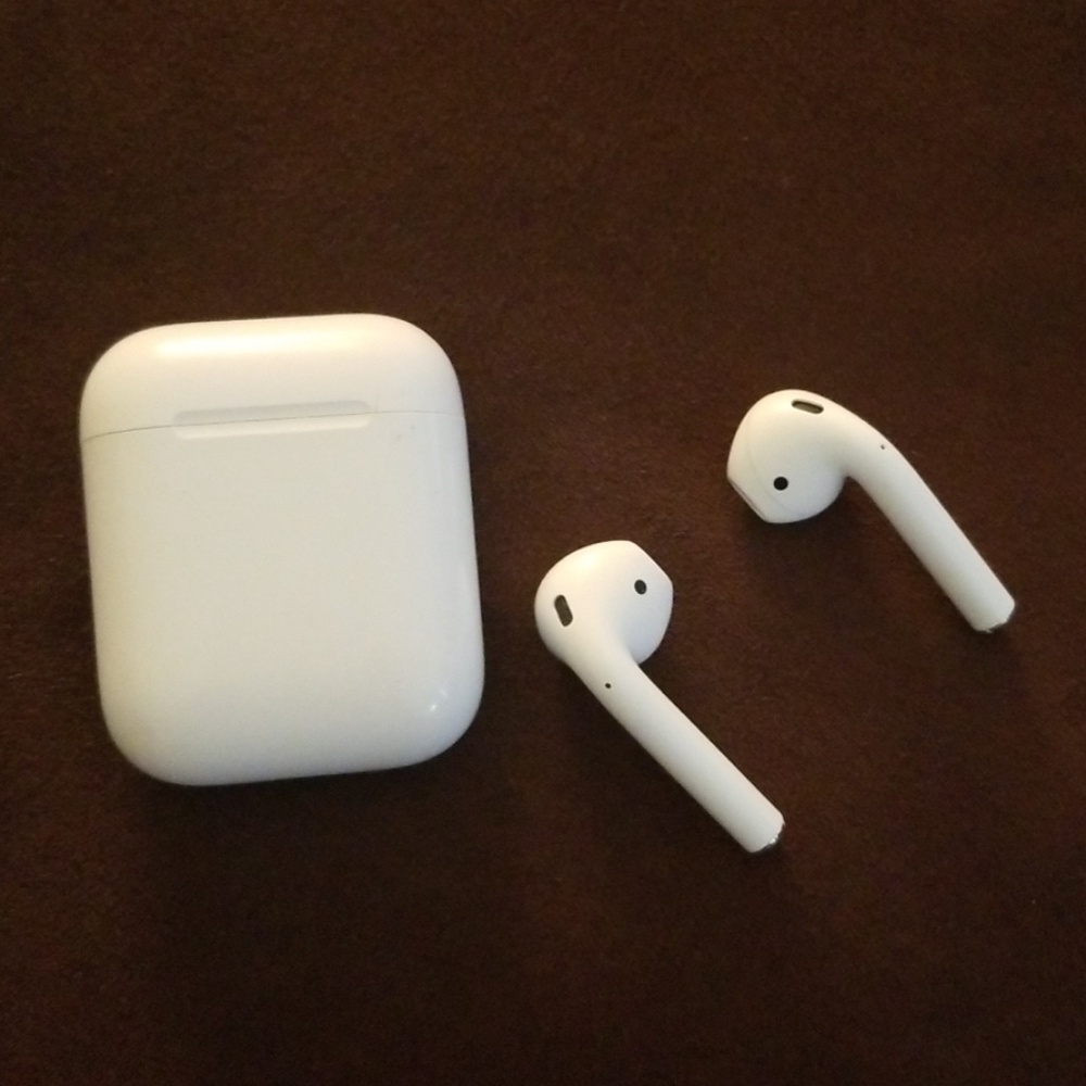 AUTHENTIC APPLE AIRPODS